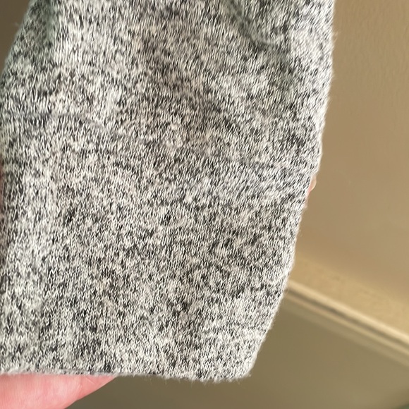 Gray speckled sweater. Size small - Picture 6 of 7